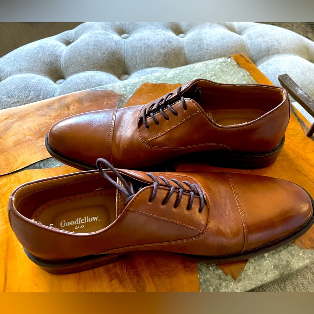Goodfellow & co mens lace up cap toe dress shoe in brown. Size 8
